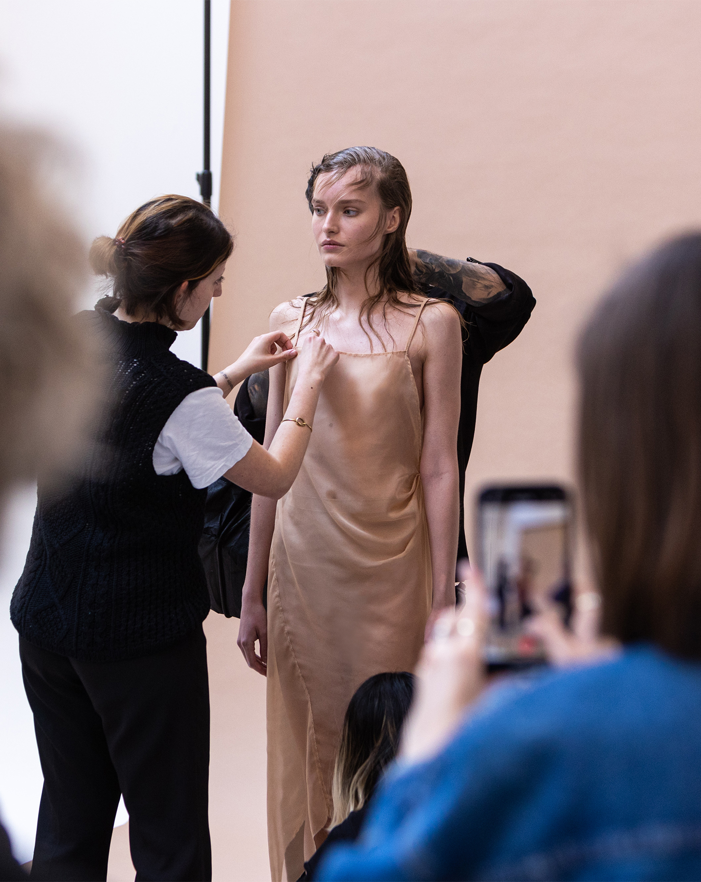 Benedetta de Martino on set with Sissy Vian and her team