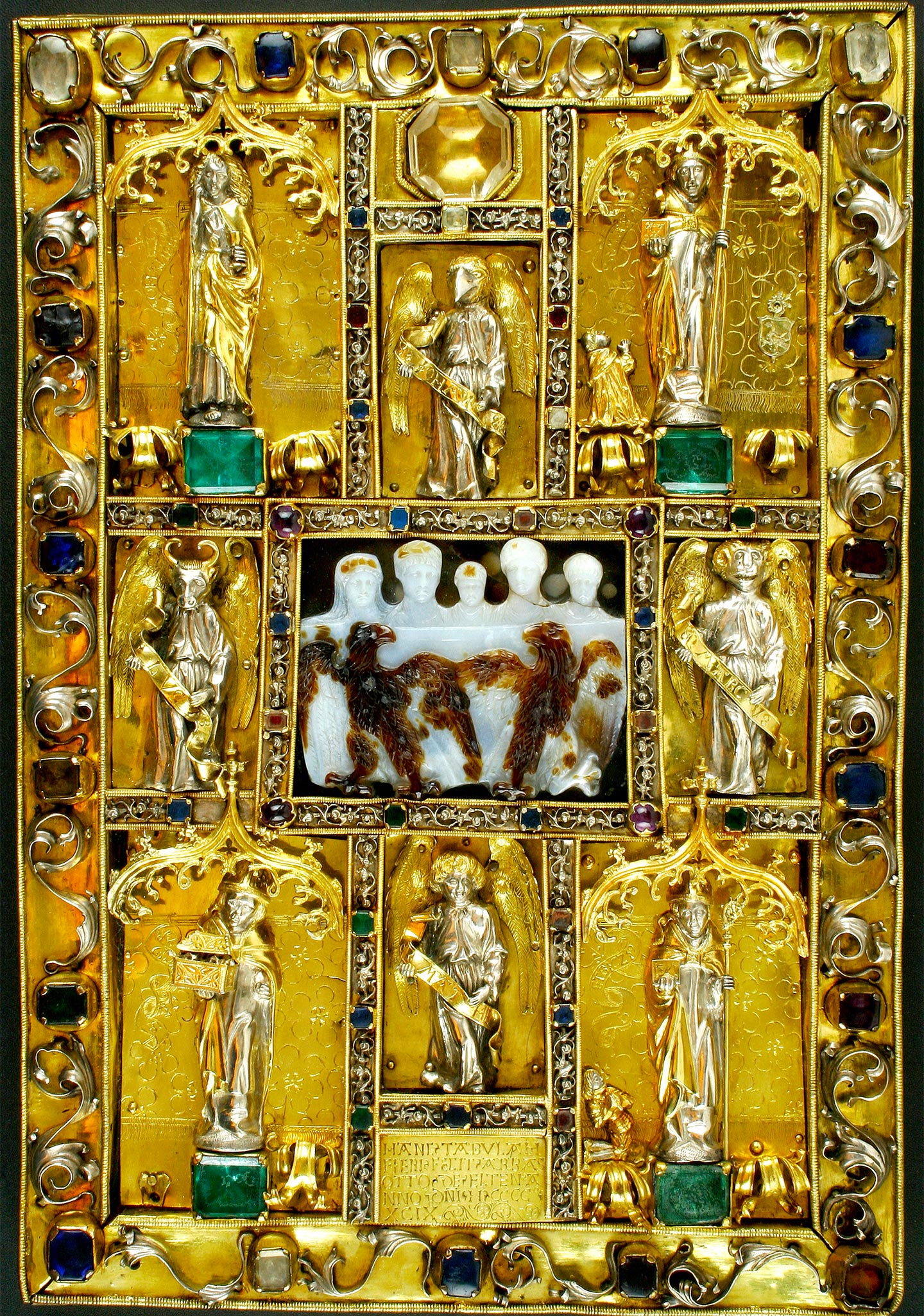 The Ada Gospels binding, 1499 (binding), before 326 CE (cameo), oak wood, silver, partially gilded, applied with gemstones (binding); sardonyx, three layered (cameo) © Wissenschaftliche Bibliothek der Stadt Trier, Hs 22